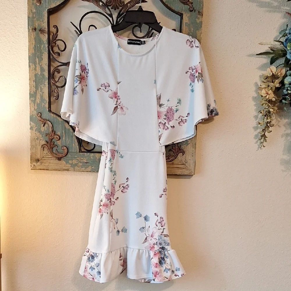 Wht/Pink Flutter Sleeve Mini Dress. Size 2 - Picture 1 of 7